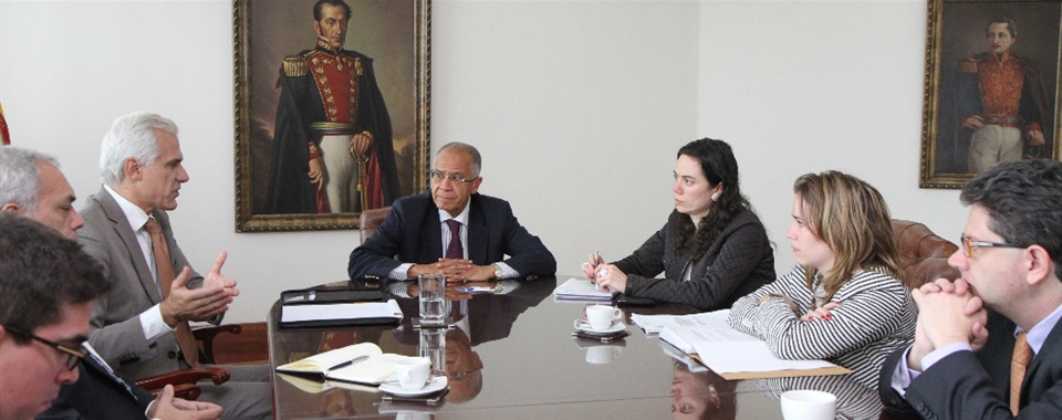 <b>El Ministro de Justicia, Alfonso Gómez Méndez, se reúne con el Director de Asuntos Legales de la OECD, Nicola Bonucci.</b><br></br>